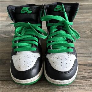 Nike Black, White and green High-Top Sneakers Sporty Design.